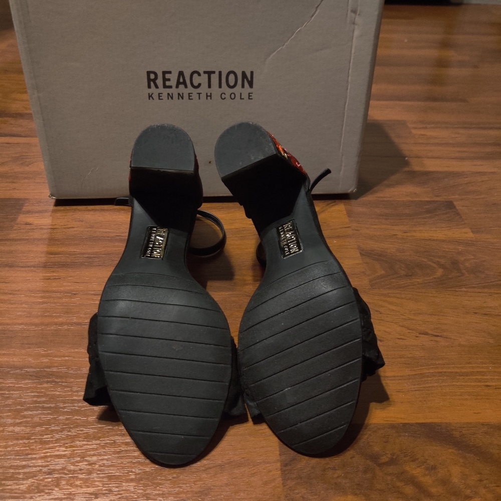 Kenneth Cole Rise Ruffles Shoes - Picture 4 of 8